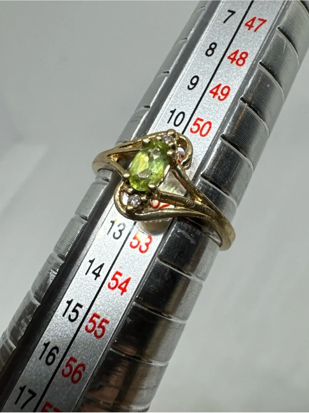 10K Yellow Gold Green Oval Peridot & Diamond Accent Size 6 Bypass Ring 1.54g